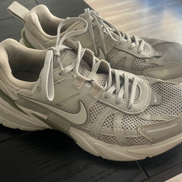 Nike Women’s V2K Run Shoes - Picture 8 of 12